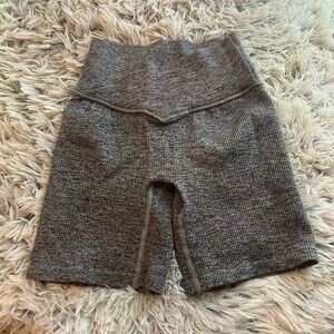 Very new, have only been worn once. It’s a cross on the hip!